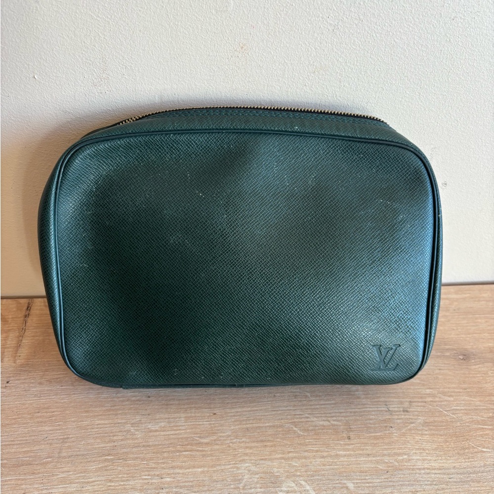 Authentic Louis Vuitton leather taiga clutch case